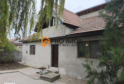 Casă cu 4 camere decomandat în Central