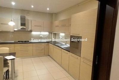 Apartament cu 3 camere, mobilat în Km 5 - 6