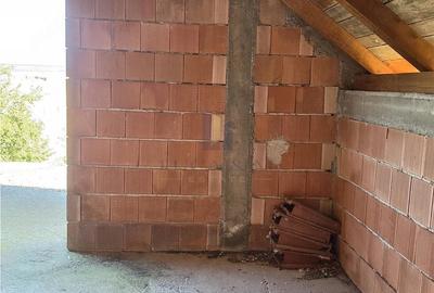 Casă cu 2 camere cu Teren 538 Mp în Est
