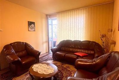 Apartament cu 3 camere semidecomandat, mobilat în Tractorul