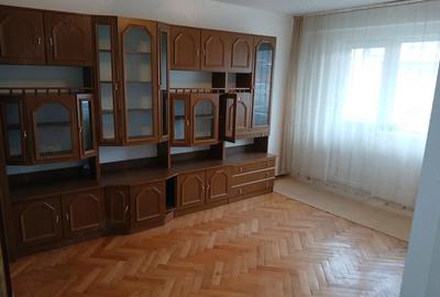 Apartament cu 3 camere decomandat în Petros