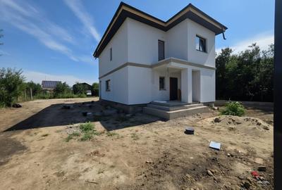 Casă individuală cu 4 camere cu Canalizare în Măgurele