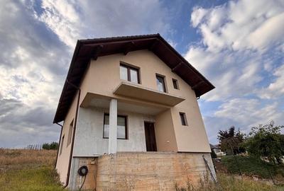 Casă cu Teren 900 Mp în Câmpenești