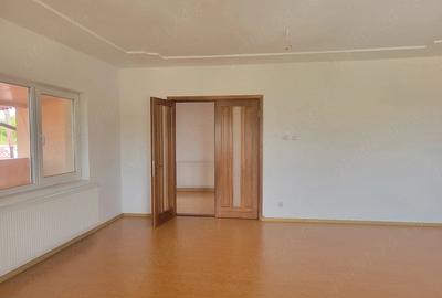 Casă cu 6 camere cu Teren 2900 Mp în Olteni - 2