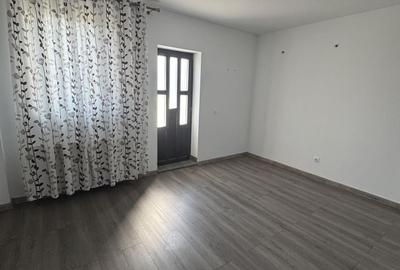 Casă cu 4 camere cu Teren 250 Mp în Central
