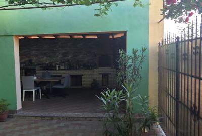 Casă cu 5 camere cu Canalizare în Central - 4