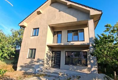 Casă cu 4 camere în Exterior Vest - 1