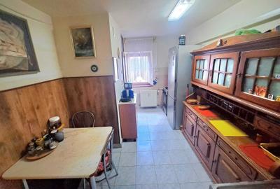 Apartament cu 3 camere decomandat în Intim