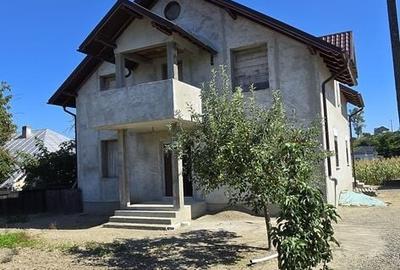 Casă cu 4 camere în Ipotești