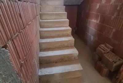 Casă cu 4 camere în Calea Clujului