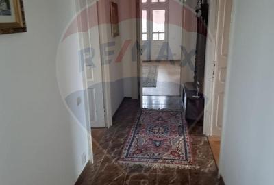 Casă cu 6 camere cu Teren 3300 Mp în Central - 5