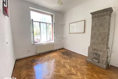 Apartament cu 3 camere semidecomandat în Centrul Civic