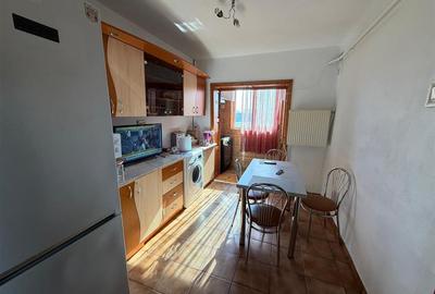 Apartament cu 3 camere decomandat, mobilat în Sud