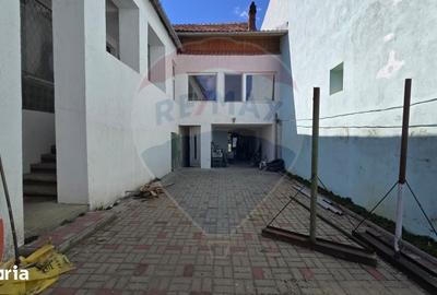 Casă cu 5 camere cu Teren 322 Mp în Central