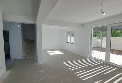 Casă cu 6 camere cu Canalizare în Andronache - 6