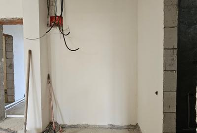 Apartament cu 2 camere semidecomandat în Km 5 - 8
