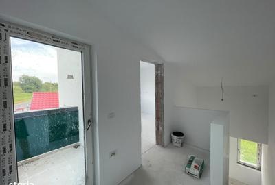 Casă cu 4 camere în Plopi
