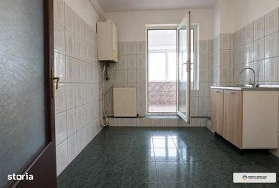 Apartament cu 4 camere decomandat în Central
