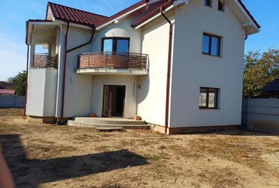 Casă cu 4 camere în Cernele