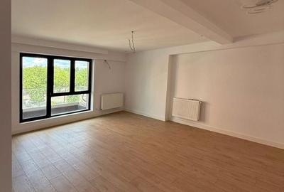 Apartament cu 3 camere semidecomandat în Băneasa
