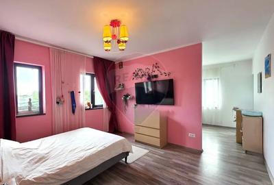 Casă cu 7 camere cu Teren 3200 Mp în Lipia