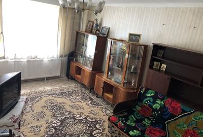 Apartament cu 3 camere decomandat în Costești - 2