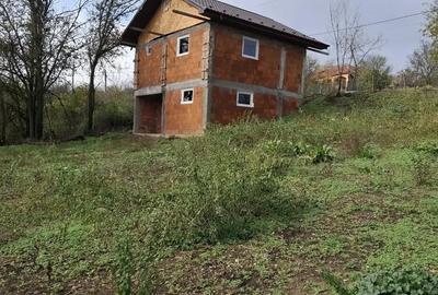 Casă cu 4 camere cu Teren 400 Mp în Central