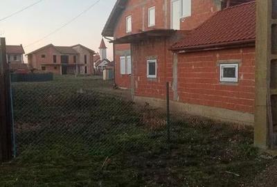Casă cu 5 camere cu Teren 1000 Mp în Peciu Nou