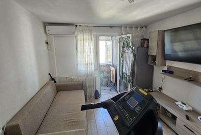 Apartament cu 3 camere semidecomandat în Apărătorii Patriei