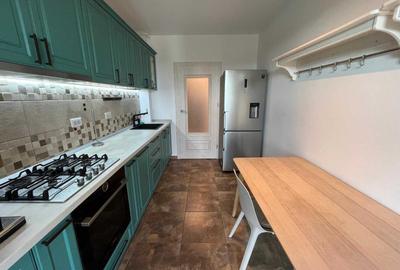 Apartament cu 3 camere semidecomandat în Apărătorii Patriei