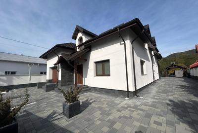 Casă cu 5 camere cu Garaj în Bistrița