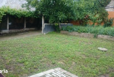 Casă cu 4 camere cu Teren 100 Mp în Central - 2