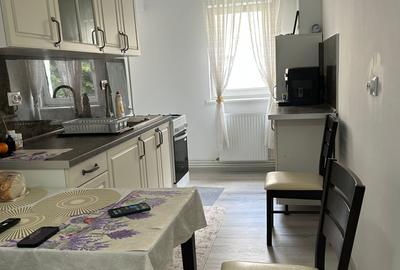 Apartament cu 3 camere semidecomandat în Centrul Civic
