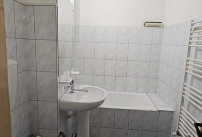 Apartament cu 3 camere semidecomandat în Far
