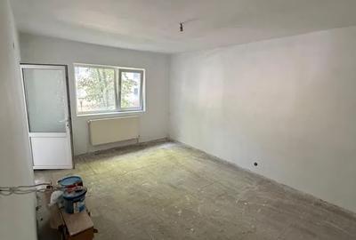 Apartament cu 3 camere decomandat în Nicolina