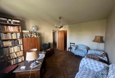 Apartament cu 3 camere semidecomandat în 1 Mai