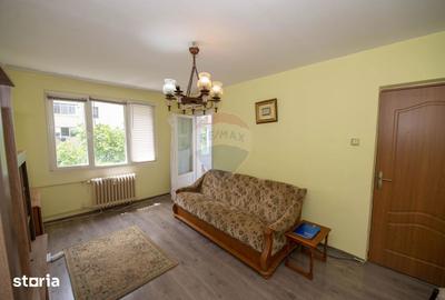 Apartament cu 3 camere decomandat, mobilat în Titan