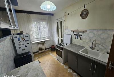 Apartament cu 3 camere semidecomandat, mobilat în Central