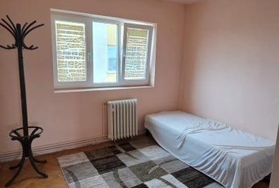 Apartament cu 4 camere decomandat în Micro 15