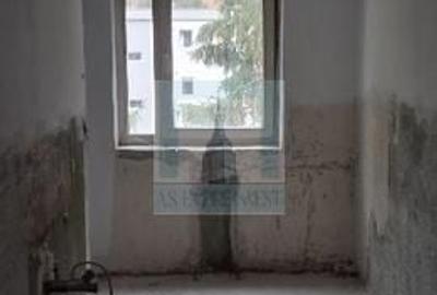 Apartament cu 3 camere semidecomandat în Astra