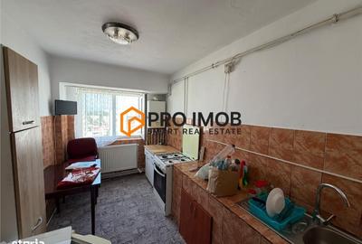 Apartament cu 3 camere semidecomandat în Unirii Sud
