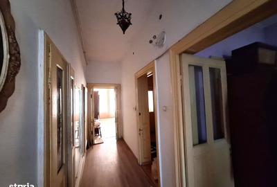 Casă cu 4 camere în Central