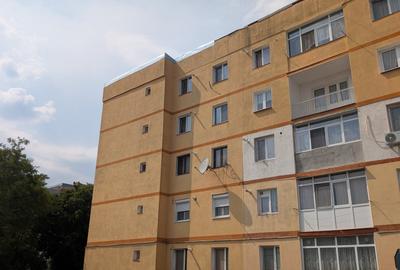 Apartament cu 3 camere semidecomandat, mobilat în Buhuși