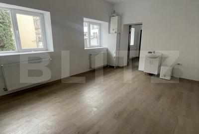 Apartament cu 4 camere semidecomandat în Central