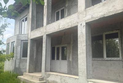Casă cu 4 camere în Dumbrăvești