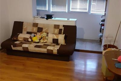 Apartament cu 3 camere semidecomandat în Popești