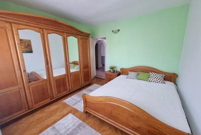 Apartament cu 3 camere decomandat în Florești