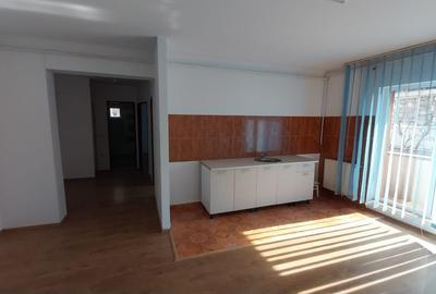 Apartament cu 3 camere semidecomandat în Florești - 2