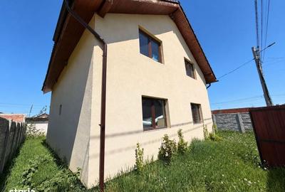 Casă cu 4 camere în Cristian