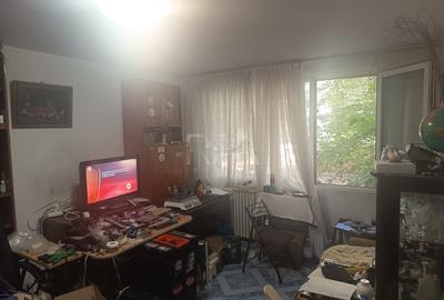 Apartament cu 3 camere semidecomandat în Berceni